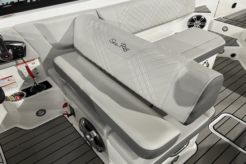 Slide: The Image of Sea Ray SDX 270 2025 - 10