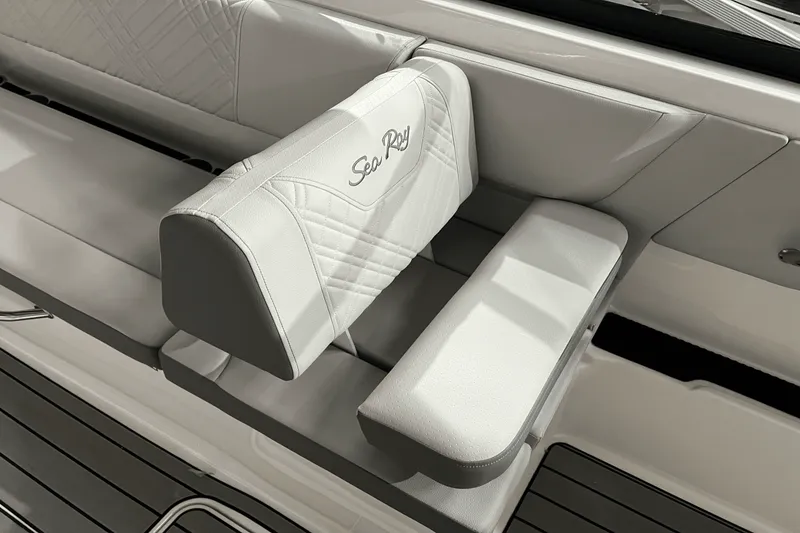 Slide: The Image of Sea Ray SDX 270 2025 - 11