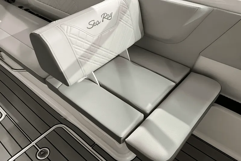 Slide: The Image of Sea Ray SDX 270 2025 - 12