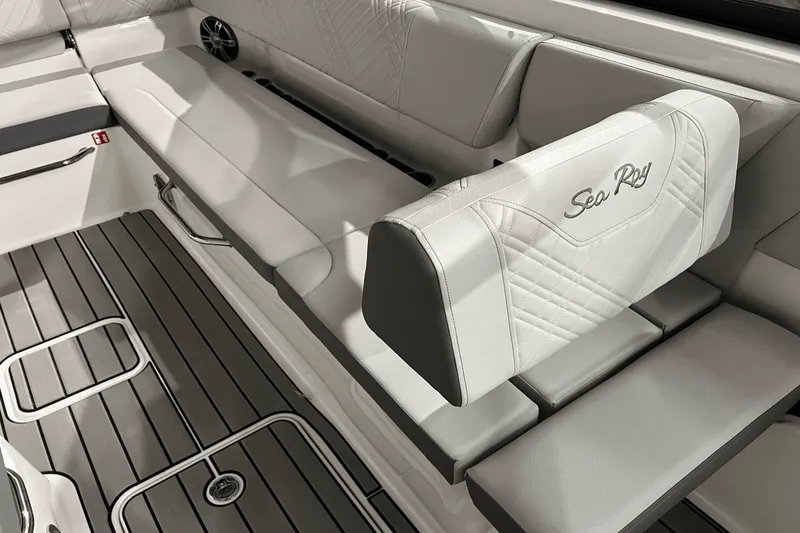 Slide: The Image of Sea Ray SDX 270 2025 - 13