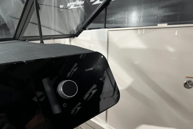 Slide: The Image of Sea Ray SDX 270 2025 - 14