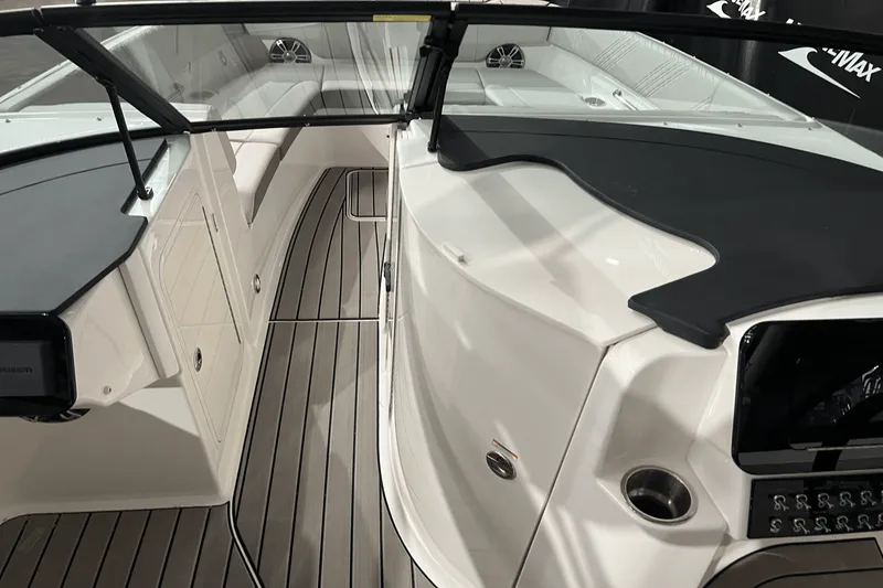 Slide: The Image of Sea Ray SDX 270 2025 - 15