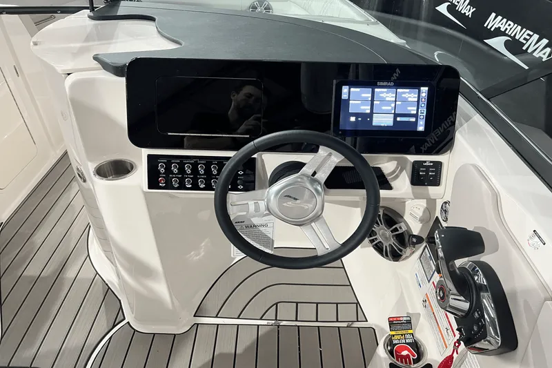 Slide: The Image of Sea Ray SDX 270 2025 - 19