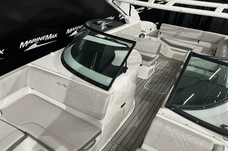 Slide: The Image of Sea Ray SDX 270 2025 - 23