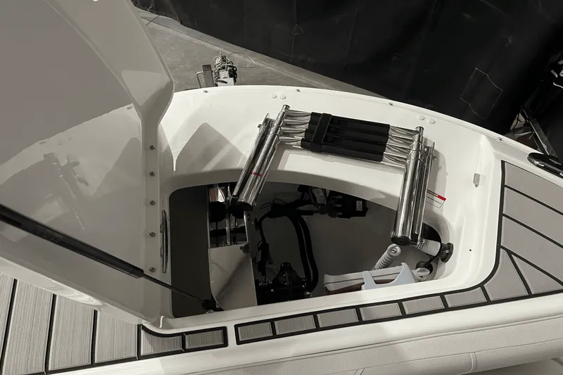 Slide: The Image of Sea Ray SDX 270 2025 - 25