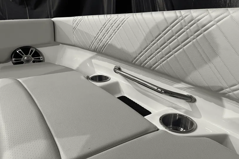 Slide: The Image of Sea Ray SDX 270 2025 - 26