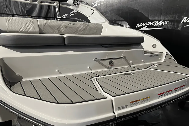 Slide: The Image of Sea Ray SDX 270 2025 - 4