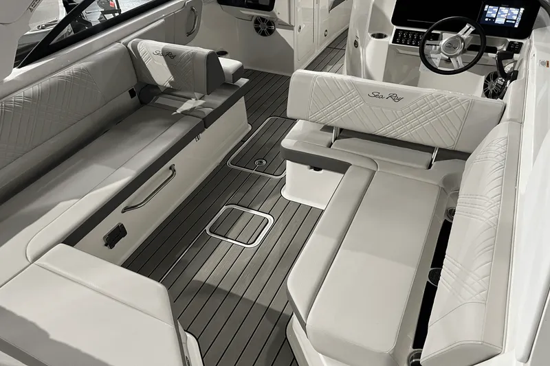 Slide: The Image of Sea Ray SDX 270 2025 - 7