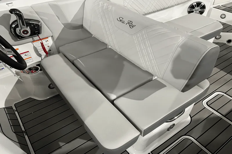 Slide: The Image of Sea Ray SDX 270 2025 - 9