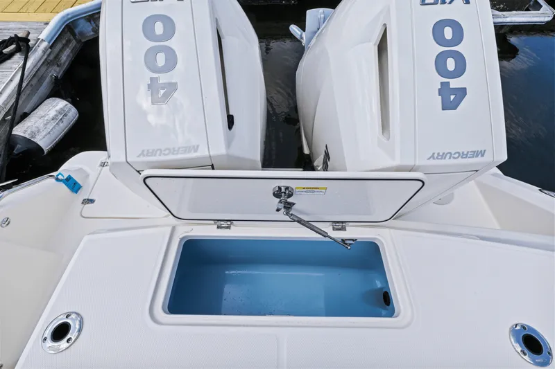 Slide: The Image of Boston Whaler 330 Outrage 2025 - 10