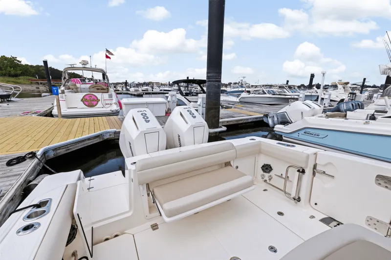 Slide: The Image of Boston Whaler 330 Outrage 2025 - 11