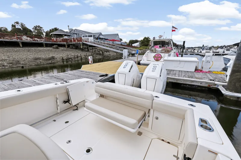 Slide: The Image of Boston Whaler 330 Outrage 2025 - 12