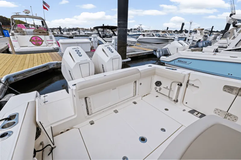 Slide: The Image of Boston Whaler 330 Outrage 2025 - 13
