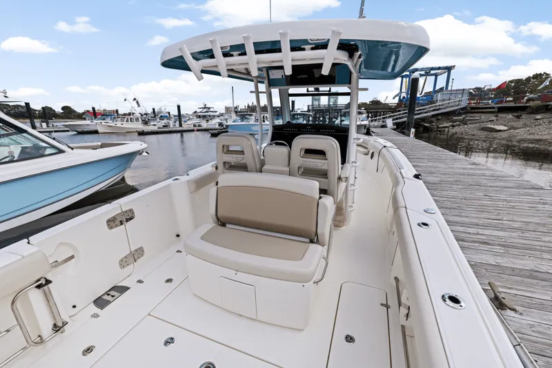 Slide: The Image of Boston Whaler 330 Outrage 2025 - 14