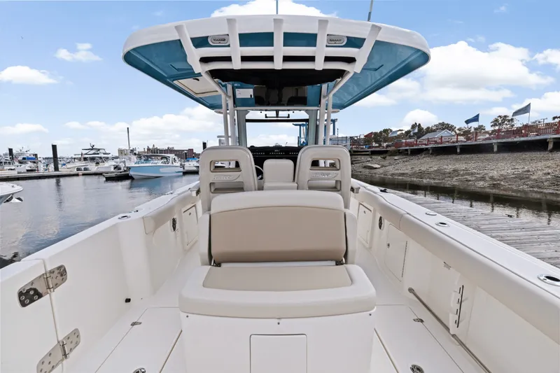 Slide: The Image of Boston Whaler 330 Outrage 2025 - 15