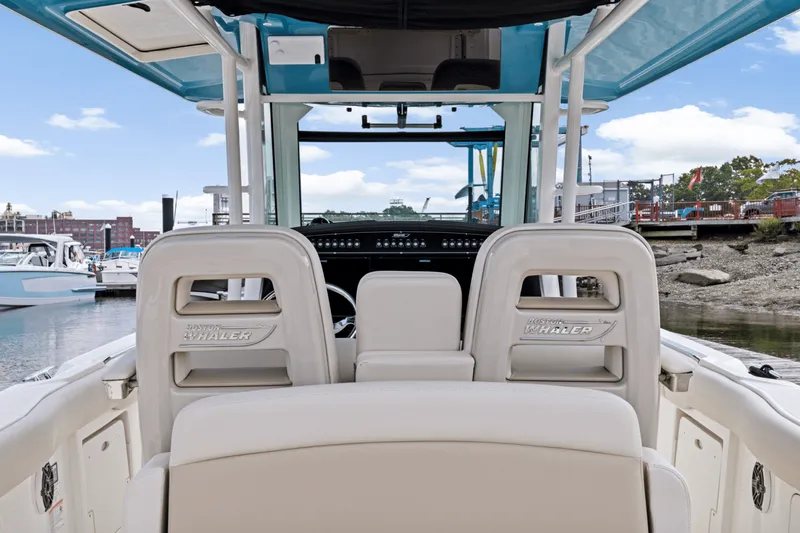 Slide: The Image of Boston Whaler 330 Outrage 2025 - 16