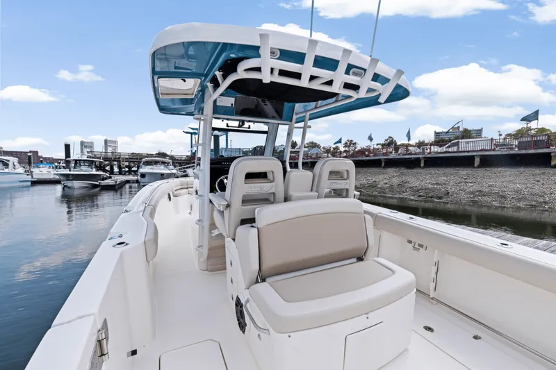 Slide: The Image of Boston Whaler 330 Outrage 2025 - 17