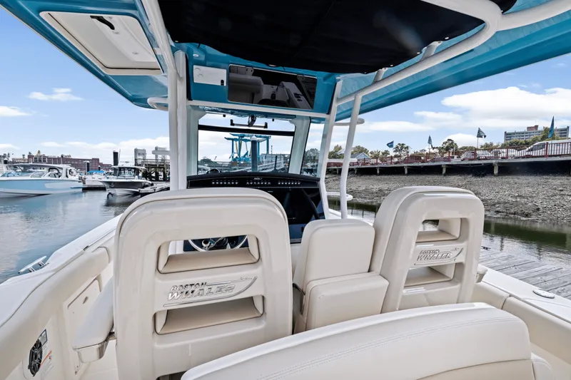 Slide: The Image of Boston Whaler 330 Outrage 2025 - 18