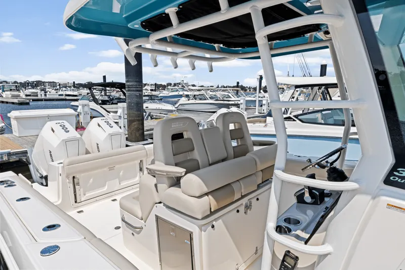 Slide: The Image of Boston Whaler 330 Outrage 2025 - 19