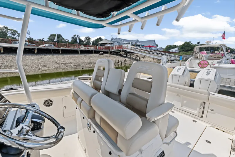 Slide: The Image of Boston Whaler 330 Outrage 2025 - 20
