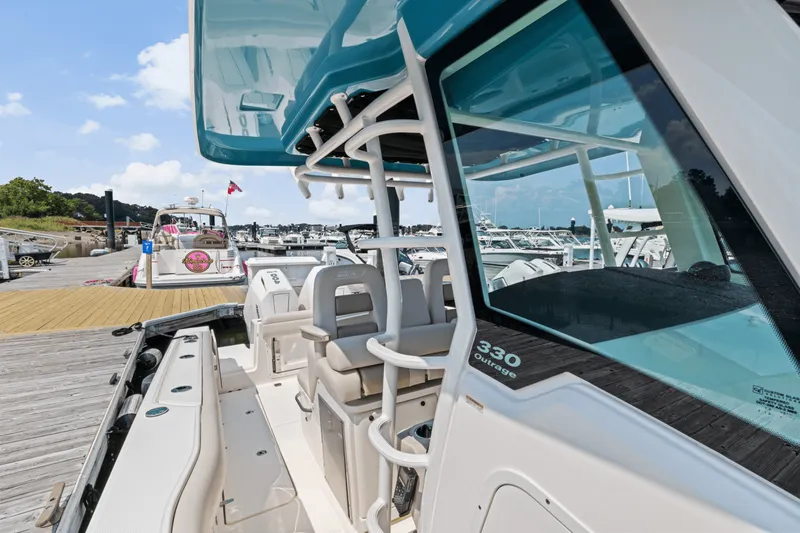 Slide: The Image of Boston Whaler 330 Outrage 2025 - 28