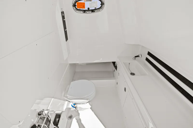 Slide: The Image of Boston Whaler 330 Outrage 2025 - 31