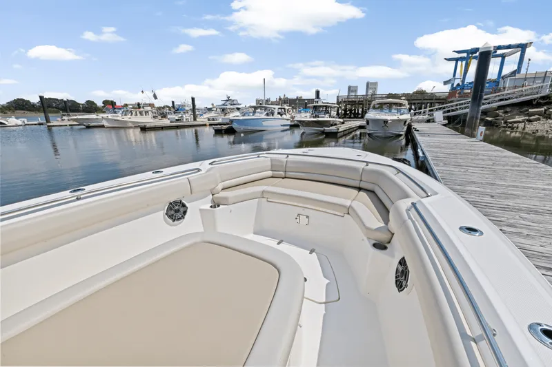 Slide: The Image of Boston Whaler 330 Outrage 2025 - 35