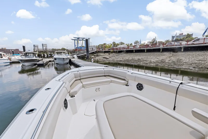 Slide: The Image of Boston Whaler 330 Outrage 2025 - 36