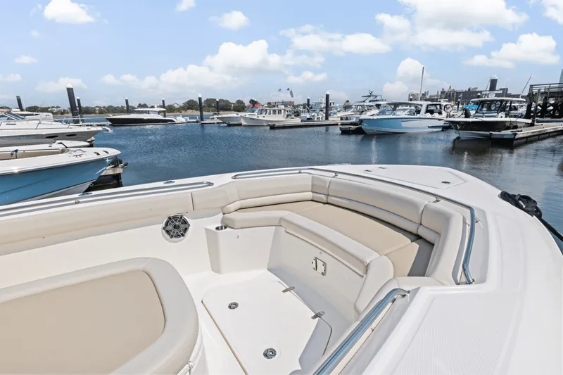 Slide: The Image of Boston Whaler 330 Outrage 2025 - 37