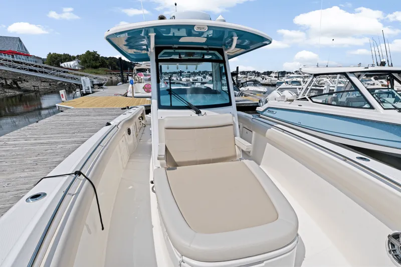 Slide: The Image of Boston Whaler 330 Outrage 2025 - 40