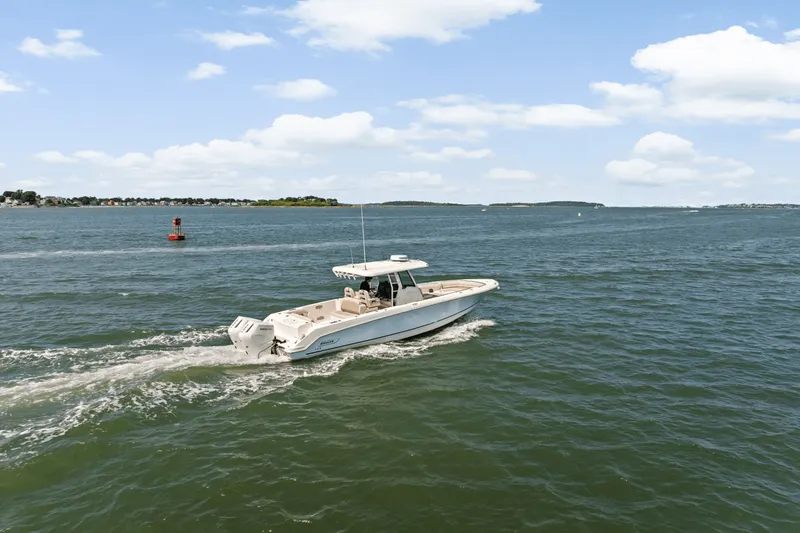 Slide: The Image of Boston Whaler 330 Outrage 2025 - 45