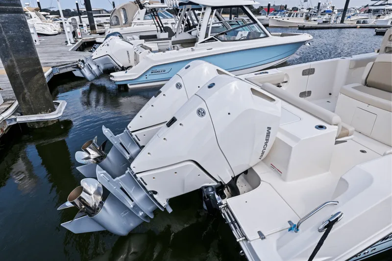 Slide: The Image of Boston Whaler 330 Outrage 2025 - 9