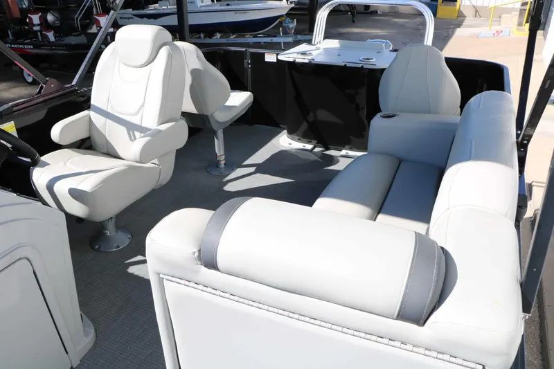 Slide: The Image of Sylvan Mirage 820 Party Fish 2023 - 28