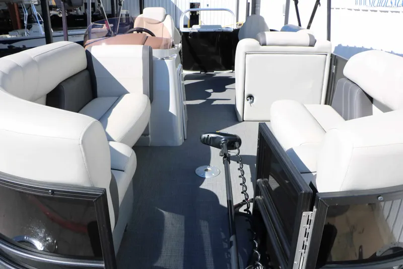 Slide: The Image of Sylvan Mirage 820 Party Fish 2023 - 21