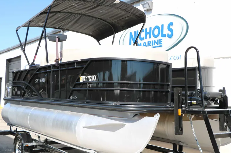 Slide: The Image of Sylvan Mirage 820 Party Fish 2023 - 2