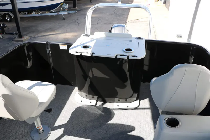 Slide: The Image of Sylvan Mirage 820 Party Fish 2023 - 41