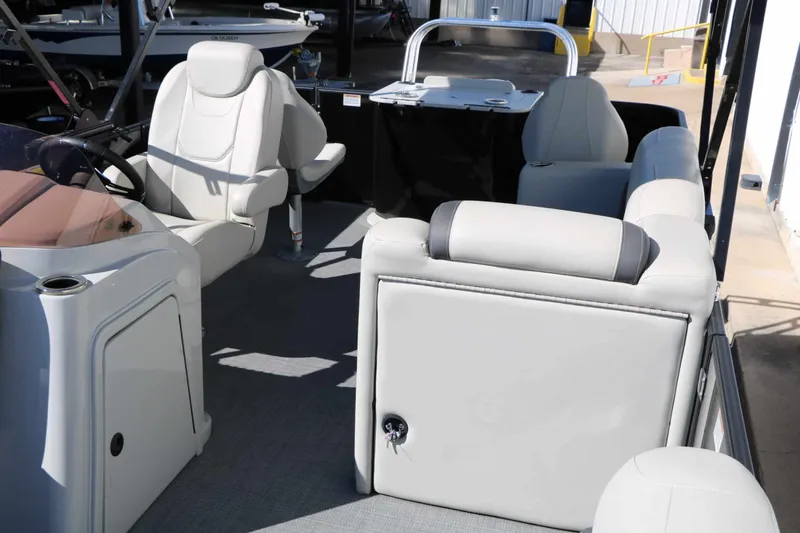 Slide: The Image of Sylvan Mirage 820 Party Fish 2023 - 26
