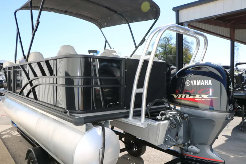 Slide: The Image of Sylvan Mirage 820 Party Fish 2023 - 8