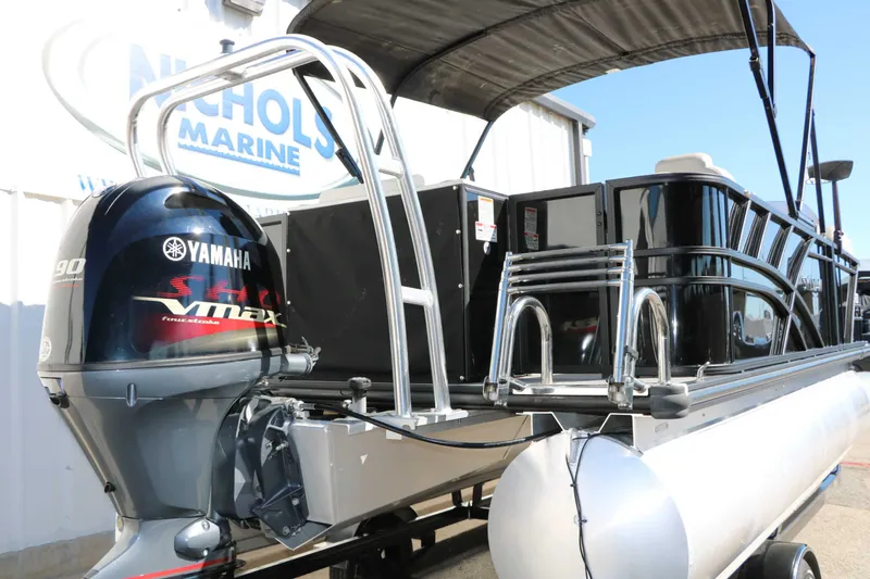Slide: The Image of Sylvan Mirage 820 Party Fish 2023 - 5