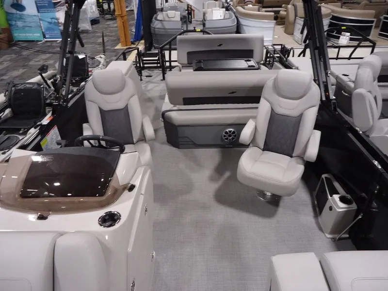 Slide: The Image of Starcraft Marine CX 23 DL 2025 - 10