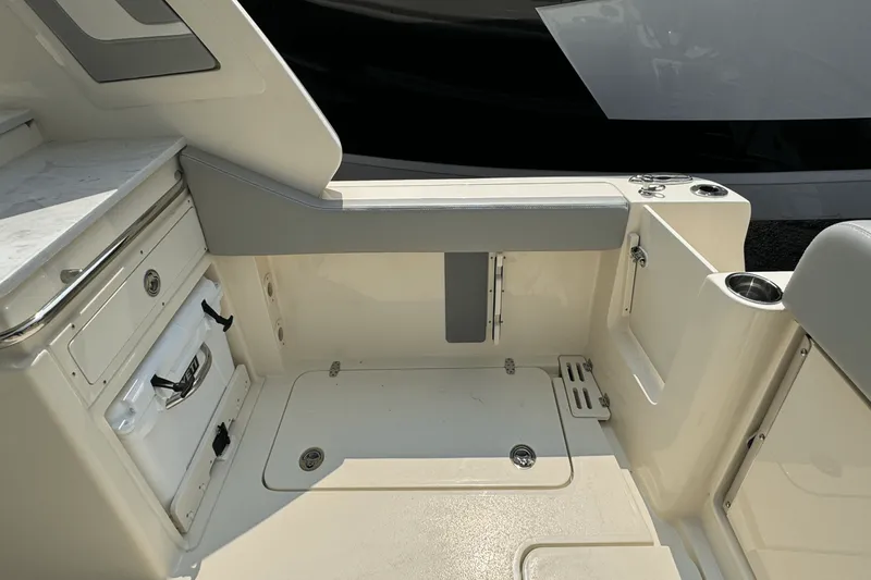 Slide: The Image of Scout 277 Dorado 2025 - 8