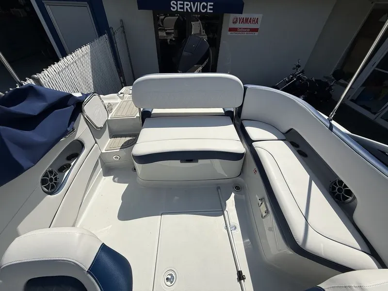 Slide: The Image of Crownline Boats E220 XS 2026 - 7