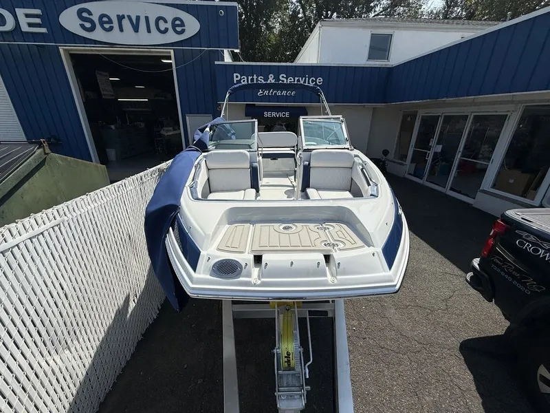 Slide: The Image of Crownline Boats E220 XS 2026 - 4