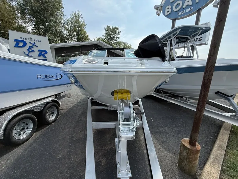 Slide: The Image of Crownline Boats E220 XS 2026 - 4