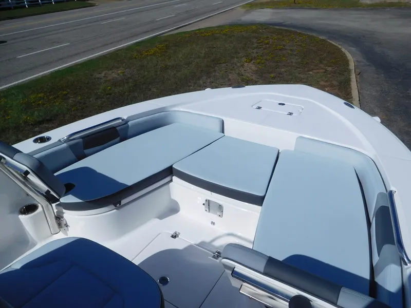 Slide: The Image of Robalo 226 Cayman 2027 - 11