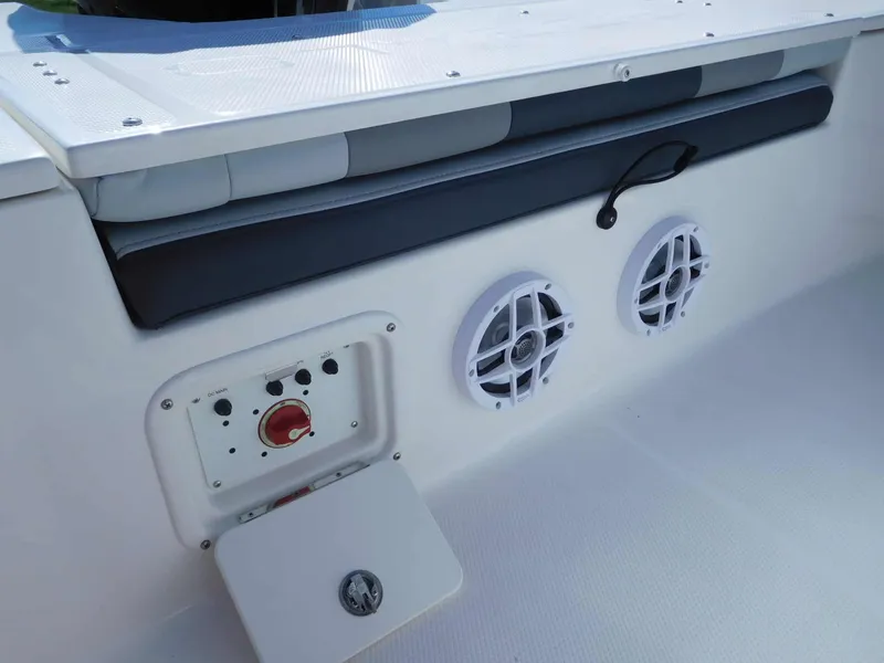Slide: The Image of Robalo 226 Cayman 2027 - 7