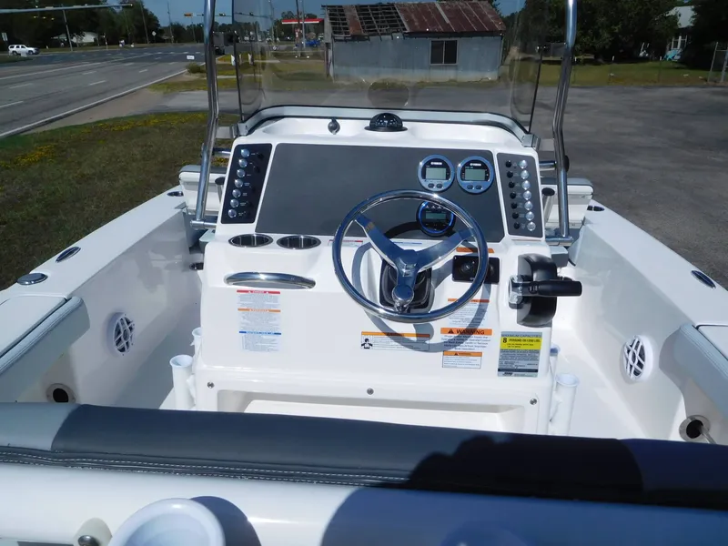 Slide: The Image of Robalo 226 Cayman 2027 - 20