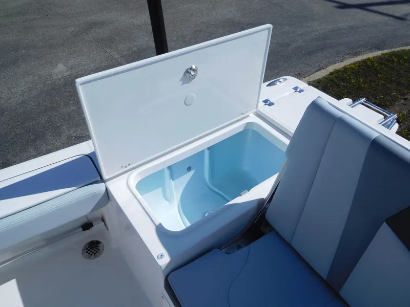 Slide: The Image of Robalo 226 Cayman 2027 - 18