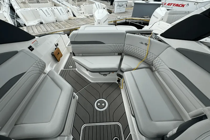 Slide: The Image of Sea Ray SLX 260 Outboard 2025 - 10