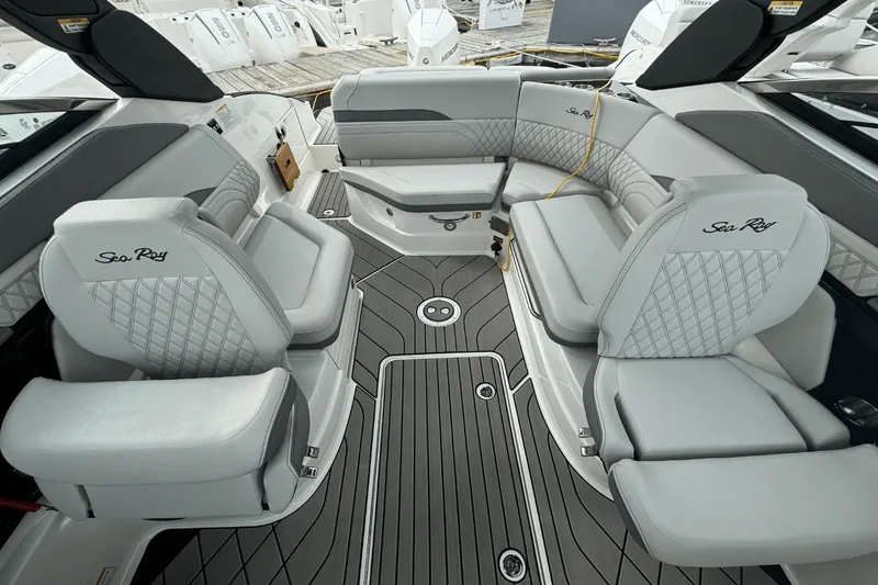 Slide: The Image of Sea Ray SLX 260 Outboard 2025 - 11